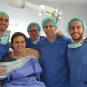 Chema Márquez Junto Mikel Arramberri y su equipo_Alai Chema Márquez Coloma, junto al Dr. Mikel Aramberri y su equipo médico tras la sesión quirúrgica.